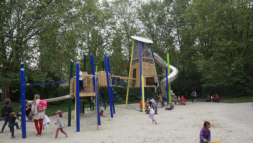 Vom Kleinkindbereich bis zum Streetball-Platz: Der Spielplatz an der Münchner Freiheit wurde von Grund auf saniert. Vom Kleinkindbereich bis zum Streetball-Platz: Der Spielplatz an der Münchner Freiheit wurde von Grund auf saniert.