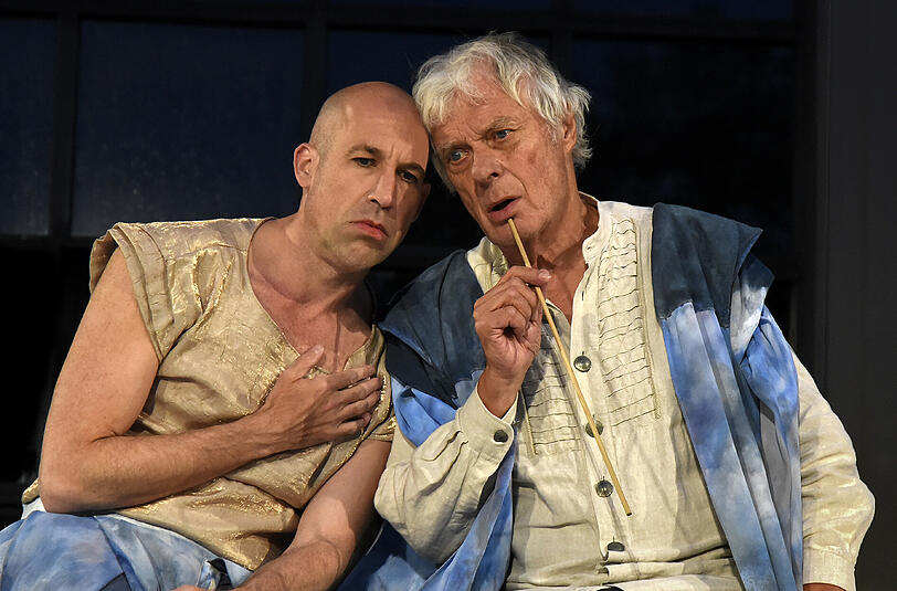 Luftgeist Arien und sein Zaubermeister Prospero, der ihm die Freiheit versprochen hat (Sven Schöcker und Gunnar Petersen).