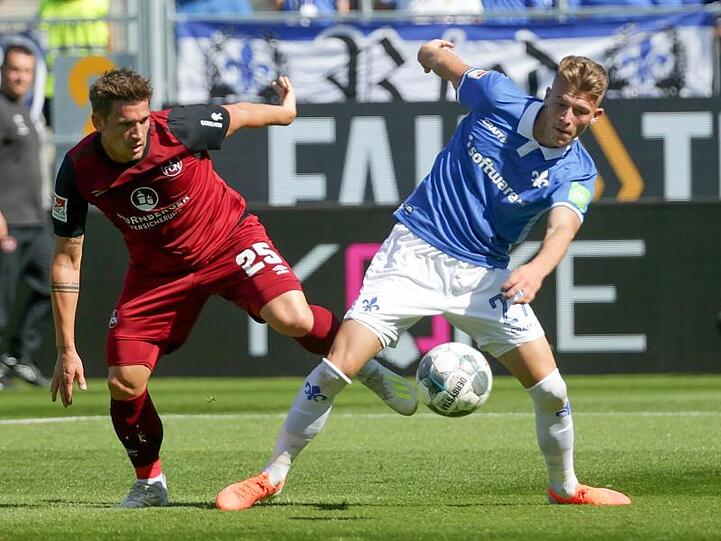 Der Darmstädter Tim Skarke (r) im Zweikampf mit Nürnbergs Oliver Sorg.