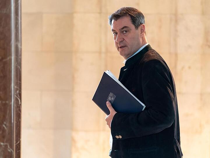 Markus Söder (CSU), Ministerpräsident von Bayern, schaut in die Kamera.