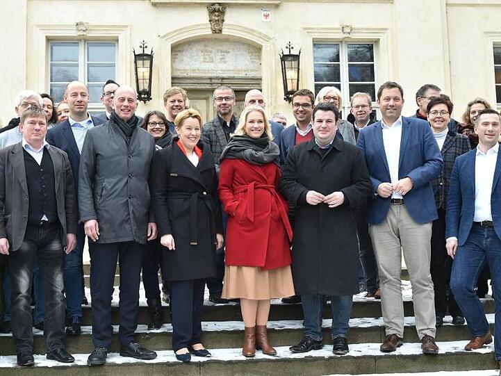 Nach dem Ende des zweitägigen Treffens der ostdeutschen Sozialdemokratie stehen die Teilnehmer vor dem Schloss in Schwante.