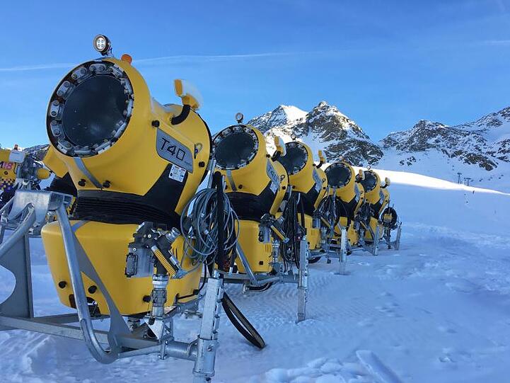 Neben einer Skipiste abgestellte Schneekanonen im Tiroler Skigebiet Kühtai auf 2020 Meter Meereshöhe.