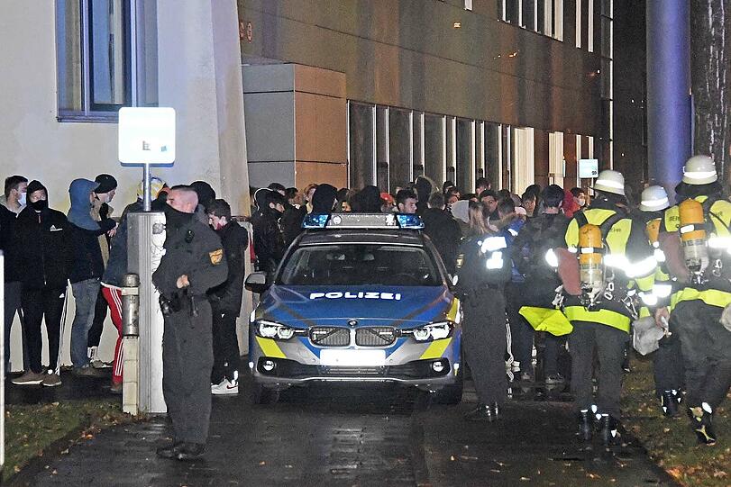 300 Jugendliche mussten bei dem Brand in dem Jugendwohnheim evakuiert werden.