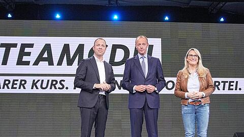 Friedrich Merz (M) stellt in Berlin Mario Czaja und Christina Stumpp als Kandidaten für eine Teamlösung als Generalsekretäre der Union vor.
