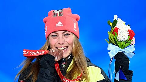 Daniela Maier aus Deutschland jubelt mit ihrer Bronzemedaille.