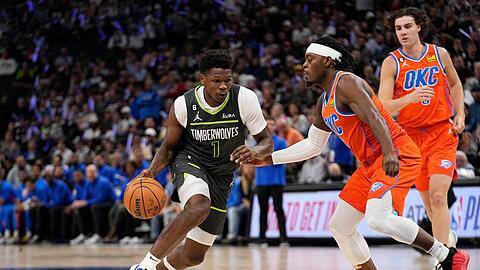 Timberwolves-Guard Anthony Edwards (1) zieht zum Korb, während Oklahomas Luguentz Dort versucht ihn zu verteidigen.