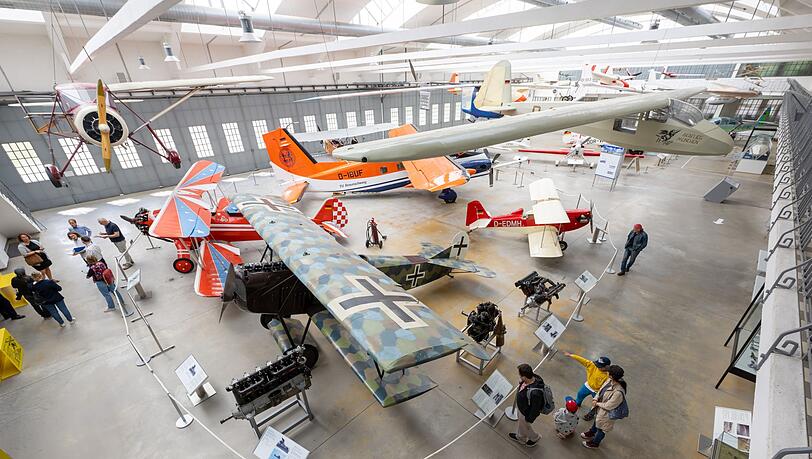 Das aus den Beständen des Deutschen Museums stammende niederländische Fokker-Jagdflugzeug wurde früher in Schleißheim ausgestellt, hier im Vordergrund. (Archivbild)