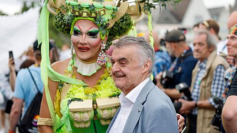 NRW-Innenminister Herbert Reul ist erstmals beim K&ouml;lner CSD mit dabei - um ein Zeichen zu setzen.