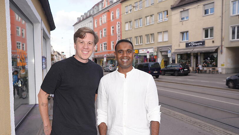 Die Münchner Buchautoren und Ex-Kiffer: Moritz (38, l.) arbeitet im Software-Vertrieb, John (38) ist freier Redakteur, Medienberater und Filmemacher und hat einen Master in Cyberpsychologie. Für ihr Buch verwenden sie ihre Künstlernamen John Pommes und Moritz Berg. Die Münchner Buchautoren und Ex-Kiffer: Moritz (38, l.) arbeitet im Software-Vertrieb, John (38) ist freier Redakteur, Medienberater und Filmemacher und hat einen Master in Cyberpsychologie. Für ihr Buch verwenden sie ihre Künstlernamen John Pommes und Moritz Berg.
