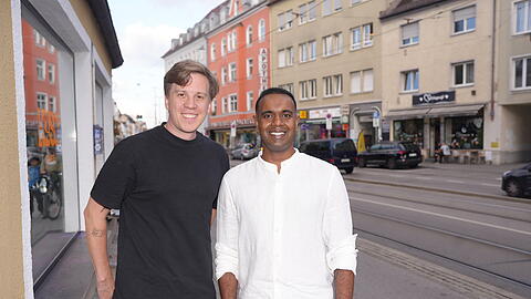 Die Münchner Buchautoren und Ex-Kiffer: Moritz (38, l.) arbeitet im Software-Vertrieb, John (38) ist freier Redakteur, Medienberater und Filmemacher und hat einen Master in Cyberpsychologie. Für ihr Buch verwenden sie ihre Künstlernamen John Pommes und Moritz Berg. Die Münchner Buchautoren und Ex-Kiffer: Moritz (38, l.) arbeitet im Software-Vertrieb, John (38) ist freier Redakteur, Medienberater und Filmemacher und hat einen Master in Cyberpsychologie. Für ihr Buch verwenden sie ihre Künstlernamen John Pommes und Moritz Berg.