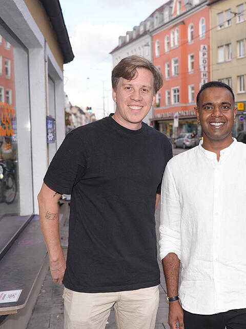 Die M&uuml;nchner Buchautoren und Ex-Kiffer: Moritz (38, l.) arbeitet im Software-Vertrieb, John (38) ist freier Redakteur, Medienberater und Filmemacher und hat einen Master in Cyberpsychologie. F&uuml;r ihr Buch verwenden sie ihre K&uuml;nstlernamen John Pommes und Moritz Berg.