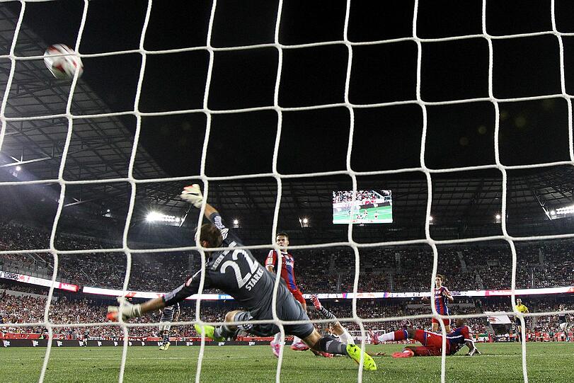 TOM STARKE - NOTE 2:
Der Vorbereitungskeeper in Abwesenheit von Weltmeister Neuer machte seine Sache gut. Blieb cool in der Schwüle von New Jersey. Meist war's nur Flankenpflücken üben, aber dann mit starkem Reflex (81.).