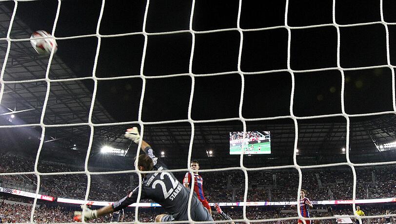 TOM STARKE - NOTE 2:
Der Vorbereitungskeeper in Abwesenheit von Weltmeister Neuer machte seine Sache gut. Blieb cool in der Schwüle von New Jersey. Meist war's nur Flankenpflücken üben, aber dann mit starkem Reflex (81.). TOM STARKE - NOTE 2:
Der Vorbereitungskeeper in Abwesenheit von Weltmeister Neuer machte seine Sache gut. Blieb cool in der Schwüle von New Jersey. Meist war's nur Flankenpflücken üben, aber dann mit starkem Reflex (81.).