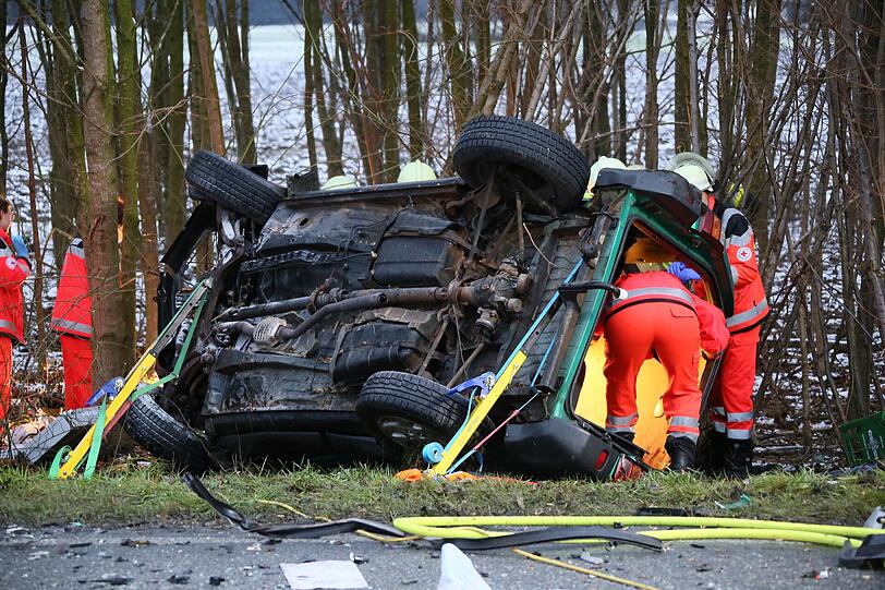 Schwerer Verkehrsunfall bei Altötting: eine Persone wurde getötet, vier weitere schwer Verletzt!