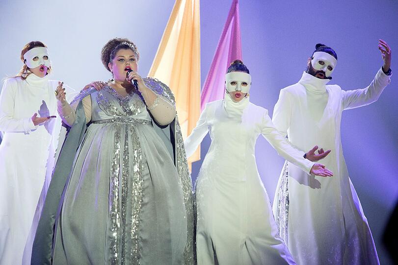 9. SERBIEN Bojana Stamenov "Beauty Never Lies". Serbien, das zuletzt aus Spargründen ausgesetzt hatte, ist wieder beim ESC dabei und lässt seine Kandidatin erstmals auf Englisch singen. Bojana Stamenov hat eine Hammerstimme. Schade nur dass ihre Hymne «Beauty Never Lies» zwar gefühlvoll anfängt, aber dann in wummerndem Eurotrash untergeht.