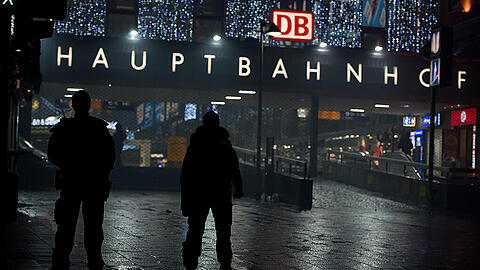 Terror-Alarm in München: Polizisten stehen in der Nacht auf Freitag vor dem abgesperrten Münchner Hauptbahnhof.