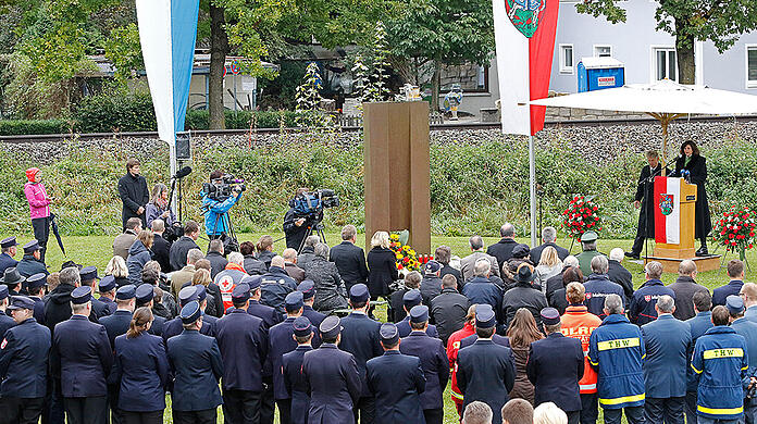 Festakt zur Einweihung des Mahnmals: Die rund drei Meter hohe Skulptur des Künstlers Franz Ferdinand Wörle entworfen.