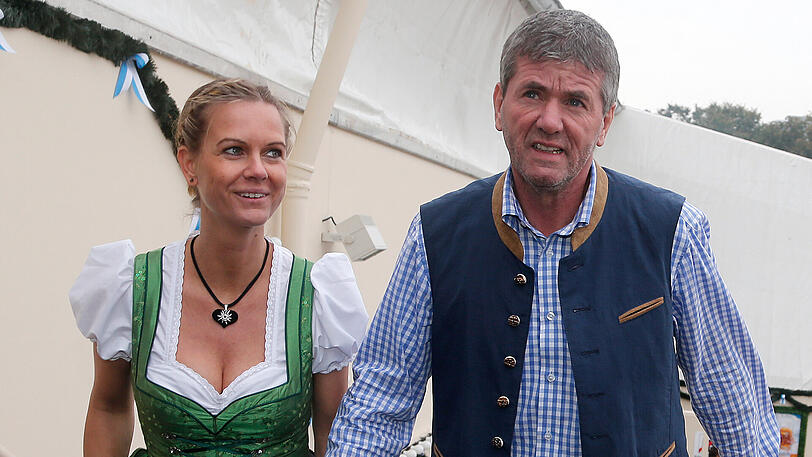 Mit Lebensgefahrtin Anja: Düsseldorfs Trainer Friedhelm Funkel in bayerischer Tracht beim Besuch der Wiesn.