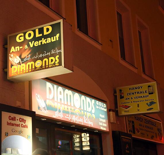 Gold wird in der Schillerstraße angeboten. Und viele, viele mobile Endgeräte. Manche nennen die Straße deshalb scherzhaft Schillicon Valley.