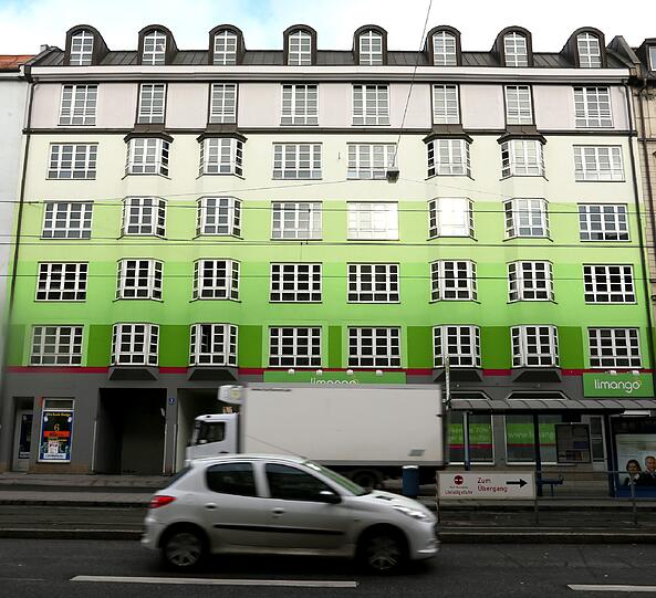 ...das Haus grün angestrichen worden - von seinem Mieter, einem Online-Versandshop für Kindermode. Das bleibt aber...