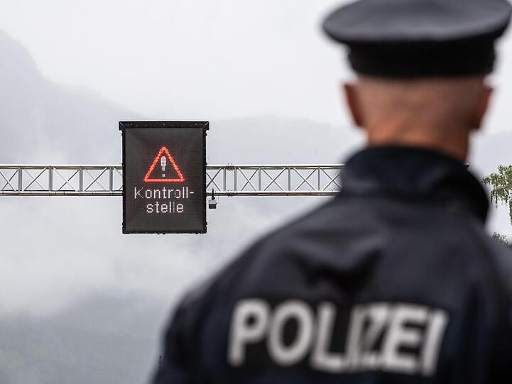 Ein deutscher Polizist nahe der Grenzkontrollstation Walserberg, wo die neue dritte Spur für Grenzkontrollen eröffnet wird.