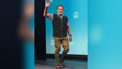 Arnold Schwarzenegger samt Tracht bei der Eröffnung der Messe "Bits & Pretzels".