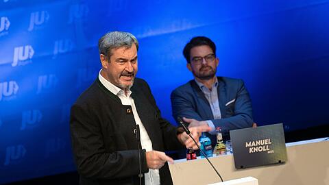 CSU-Chef Markus Söder bei der Landesversammlung der Jungen Union mit dem neuen JU-Vorsitzenden Manuel Knoll (rechts).