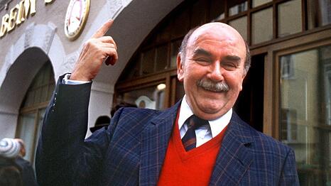 Walter Sedlmayr vor seinem Wirtshaus "Beim Sedlmayr".