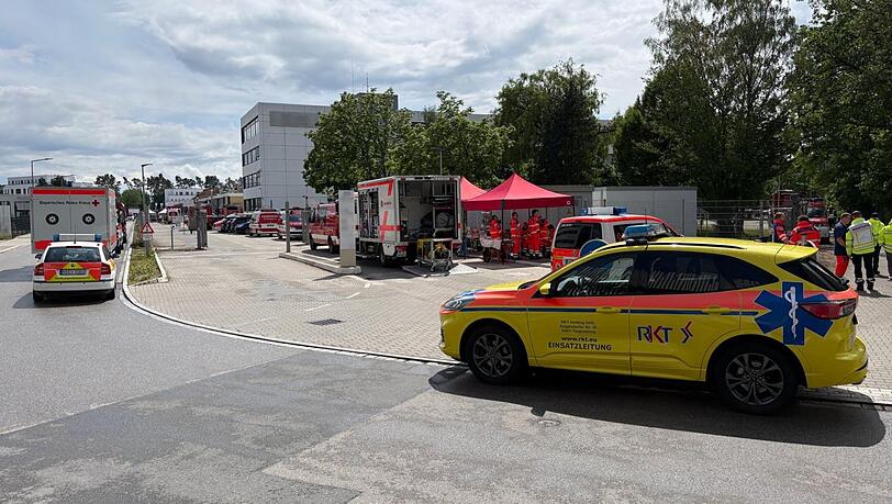 Laut Feuerwehr waren zwischenzeitlich etwa 100 Rettungskr&auml;fte im Einsatz.