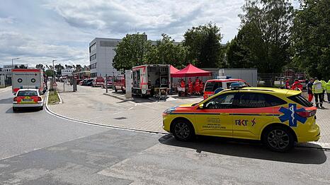 Feuerwehr und Rettungskr&auml;fte waren mit einem Gro&szlig;aufgebot im Einsatz.