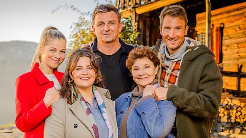 Ein eingespieltes Team: Ronja Forcher (2. v. l.) und ihre TV-Kollegen aus der Serie "Der Bergdoktor".