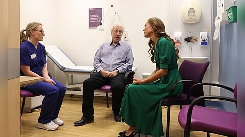 Prinzessin Kate (re.) im Gespr&auml;ch mit einem Patienten und einer Klinikmitarbeiterin.