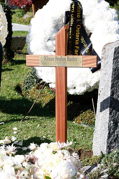 Bislang ziert nur ein Holzkreuz die Grabst&auml;tte des L'Osteria-Gr&uuml;nders auf dem Bergfriedhof in Bad Wiessee.