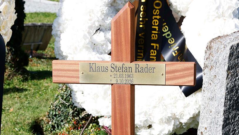 Bislang ziert nur ein Holzkreuz die Grabst&auml;tte des L'Osteria-Gr&uuml;nders auf dem Bergfriedhof in Bad Wiessee.