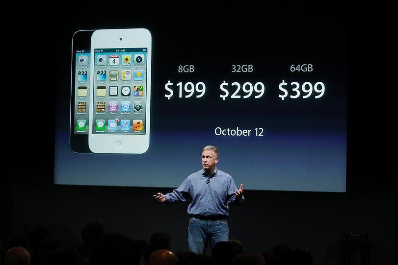 Am Dienstag stellte Apple die neueste Version des beliebten Smartphones seiner Fangemeinde im kalifornischen Cupertino vor. Im Bild: Senior Vice President Phil Schiller.