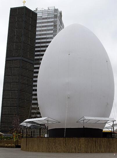 Ei-Catcher ist 13 Meter hoch und bildet das österliche Highlight des 1. Berliner Ostermarktes, der von Samstag (07.04.12) bis Sonntag (15.04.12) zwischen dem Europa-Center und dem Glockenturm der Kaiser-Wilhelm-Gedaechtnis-Kirche stattfindet.