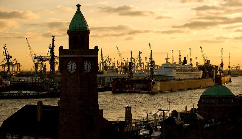 Platz 1: Hamburg (17 Prozent). Blick auf den Hafen der Stadt.