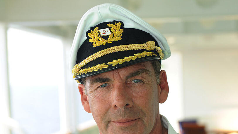 Die Uniform steht ihm gut: Sascha Hehn als "Traumschiff"-Kapitän Victor Burger
