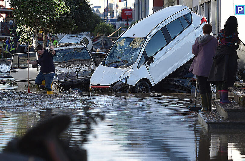 Aufräumen nach dem Hochwasser: Nasser Müll, Schlamm und Wasser soweit das Auge reicht. Die Bilder aus Simbach am Inn, Triftern und weiteren Gemeinden.