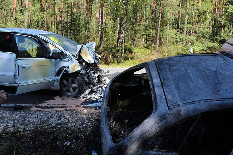 Das Geschlecht der Person am Steuer des ersten Wagens war zunächst ebenso unklar wie die Identitäten der weiteren Beteiligten.