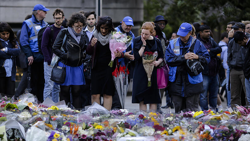 Am Samstagabend waren drei Männer mit einem Lieferwagen auf der London Bridge in Menschen hineingefahren und hatten anschließend Passanten im Borough Market mit Messern attackiert. Die Attentäter wurden nach Polizeiangaben erschossen - jetzt auch identifiziert.