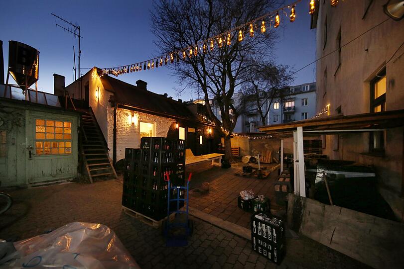 Bierkästen statt Autos: der Hinterhof in der Parkstraße.