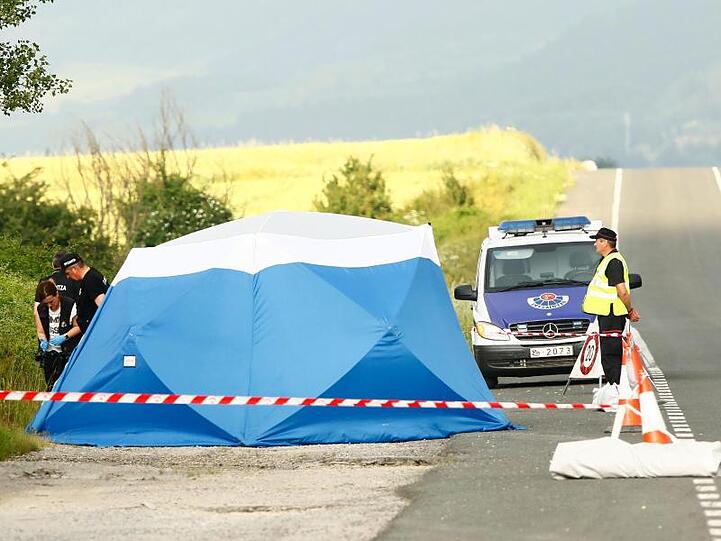 Spanische Polizisten sichern den Fundort der Leiche von Tramperin Sophia Lösche nahe der Autobahn bei Asparrena. (Archivbild)