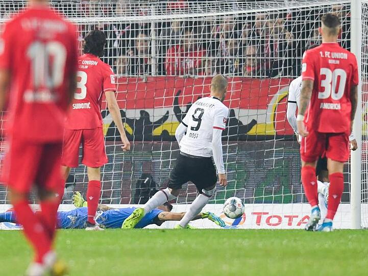 Bas Dost (M/9) erzielt das Tor zum 1:0 für Eintracht Frankfurt gegen Torhüter Rafal Gikiewicz von Union Berlin.
