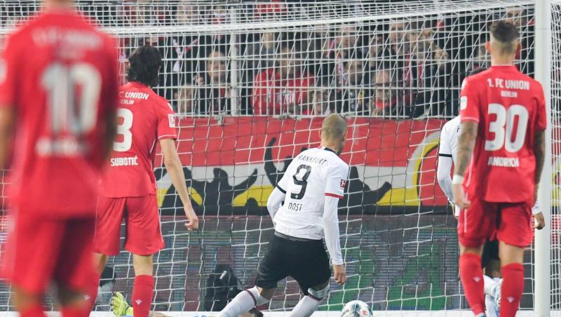 Bas Dost (M/9) erzielt das Tor zum 1:0 für Eintracht Frankfurt gegen Torhüter Rafal Gikiewicz von Union Berlin. Bas Dost (M/9) erzielt das Tor zum 1:0 für Eintracht Frankfurt gegen Torhüter Rafal Gikiewicz von Union Berlin.