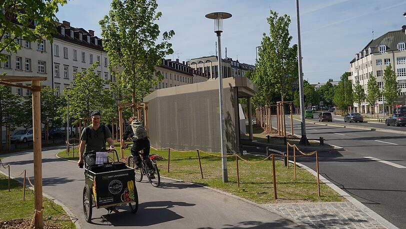 58 neue Bäume und reichlich Platz für Radler: Der breite Radweg führt kreuzungsfrei um die Garageneinfahrten herum. 58 neue Bäume und reichlich Platz für Radler: Der breite Radweg führt kreuzungsfrei um die Garageneinfahrten herum.