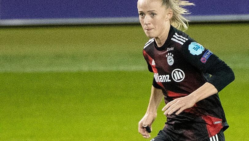 Lea Schüller vom FC Bayern München spielt den Ball.