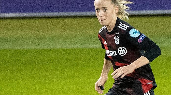 Lea Schüller vom FC Bayern München spielt den Ball.