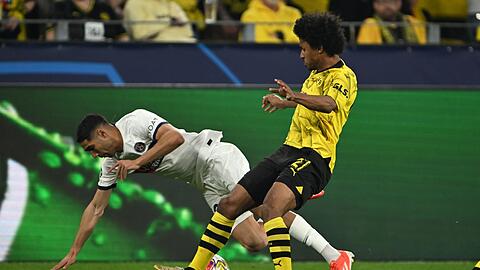 BVB-Flügelspieler Karim Adeyemi (r) bringt den Ex-Dortmunder Achraf Hakimi zu Fall.