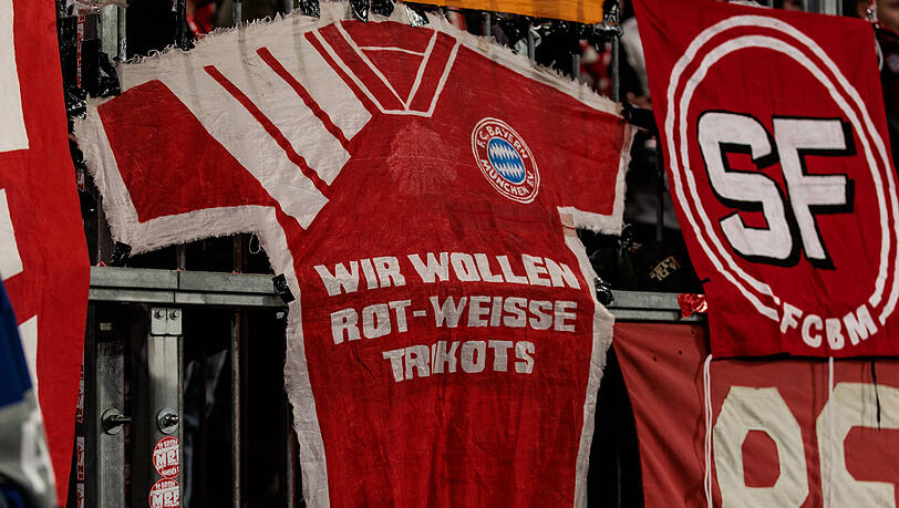 Seit Jahren protestieren Bayern-Fans, weil ihnen die Farbwahl bei den Heimtrikots nicht gefällt.